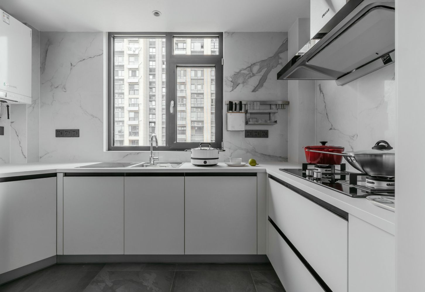 Mẫu tủ bếp nhôm tổ ong Alo House lắp đặt tại căn hộ Phú Đông Sky Garden Bình Dương.